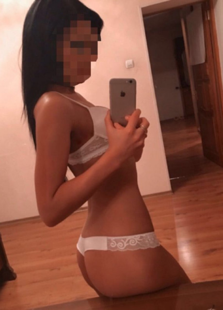 Дикая деревенская путана Регинка злорадно ебется в анал в Перми