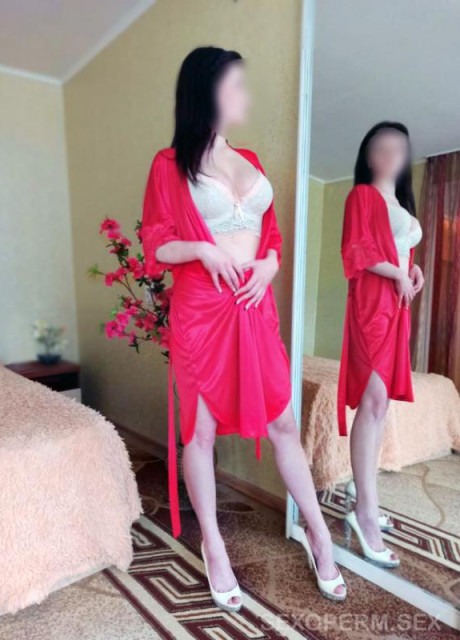 Шаловливая сосалка Катя из Перми агрессивно сосет член